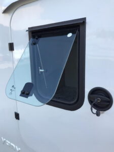 janela basculante maxiar finestra - conquista rv trailer motorhome - 01