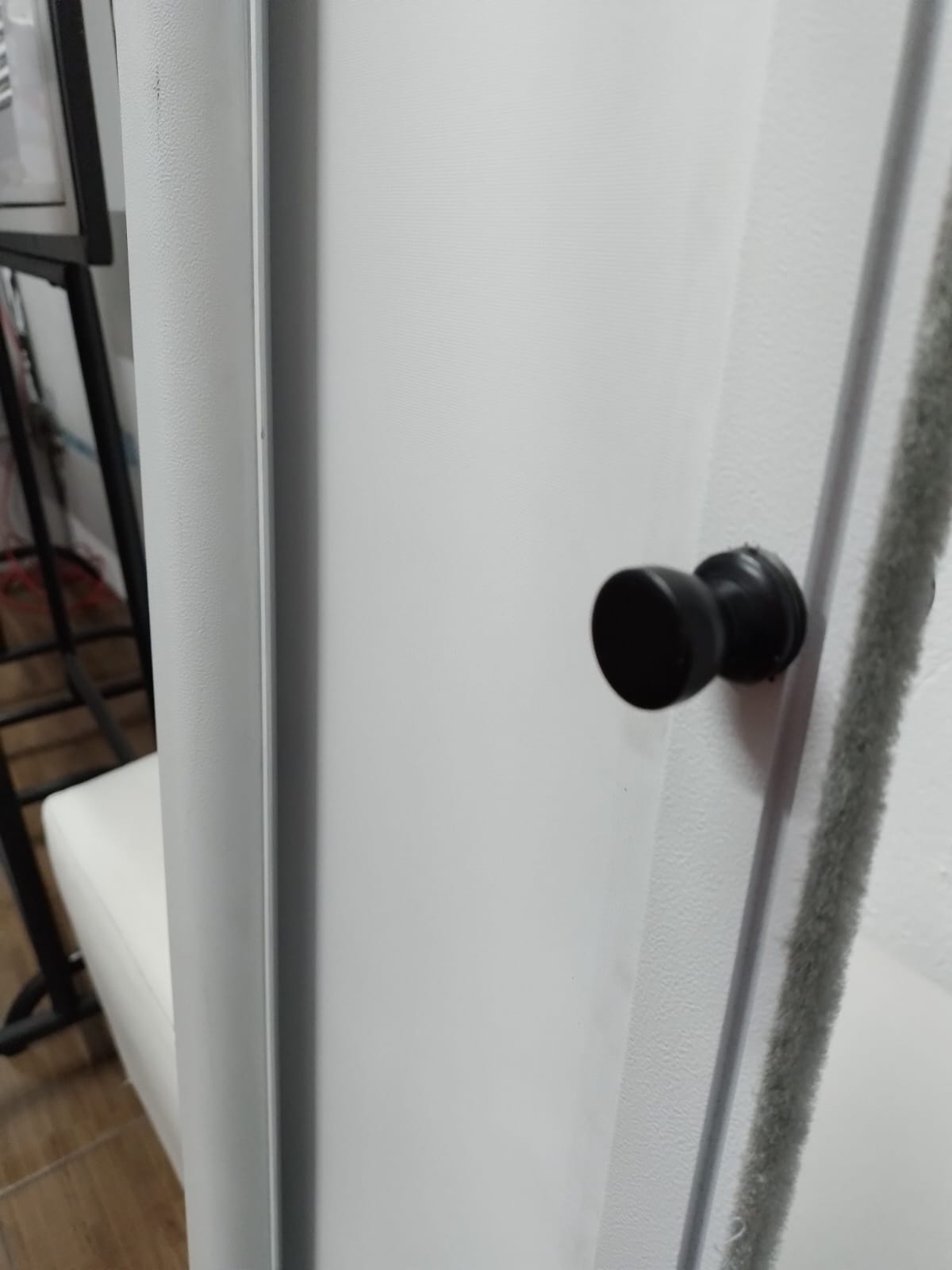 Porta Retratil Recolhível Ventana Finestra Conquista Trailer e Motorhome - RioBikeRV - foto detalhe do puxador