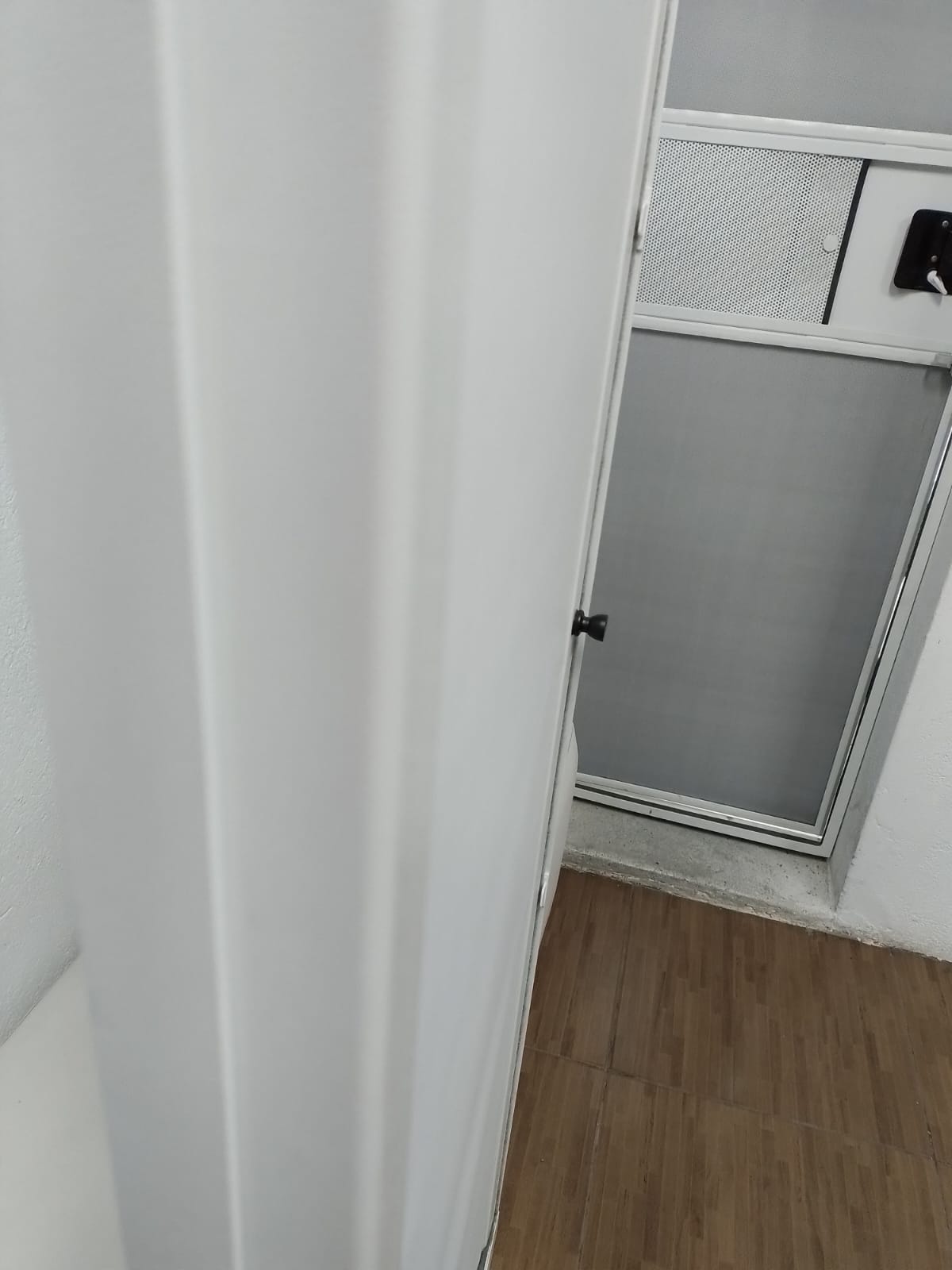 Porta Retratil Recolhível Ventana Finestra Conquista Trailer e Motorhome - RioBikeRV - foto detalhe fechada