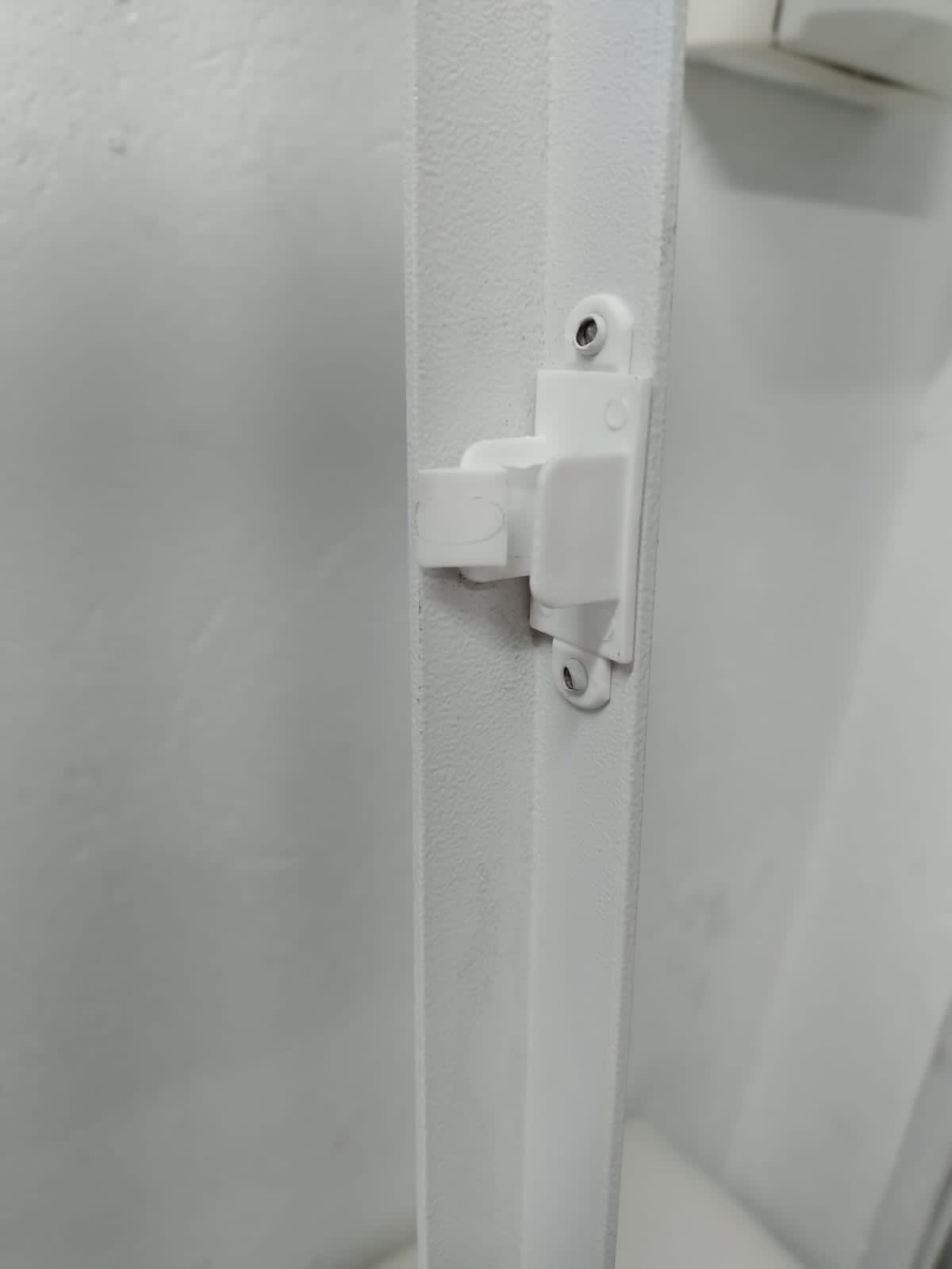 Porta Retratil Recolhível Ventana Finestra Conquista Trailer e Motorhome - RioBikeRV - foto trava da porta quando fechada