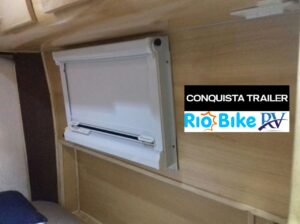 tela-mosquiteira-e-blackout-para-janelas-de-trailer-e-motor-home-Finestra-RioBikeRV-Conquista-Trailer-Motorhome-RV - instalada