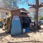 mini-trailer com barraca de teto - Conquista Trailer - barraca aberta no camping mini-trailer com barraca de teto - Conquista Trailer - barraca aberta no camping