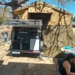 mini-trailer com barraca de teto - Conquista Trailer - cozinha e barraca Dandaro aberta com fechamento lateral mini-trailer com barraca de teto - Conquista Trailer - cozinha e barraca Dandaro aberta com fechamento lateral